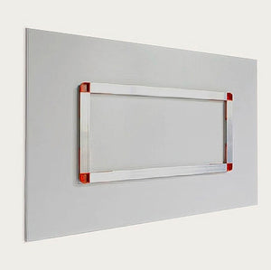 Fixation en aluminium pour tableau plexiglas vue en perspective, montrant un cadre rigide collé au dos du tableau avec coins de renfort rouges. Ce système garantit un accrochage mural sécurisé, discret et parfaitement aligné.