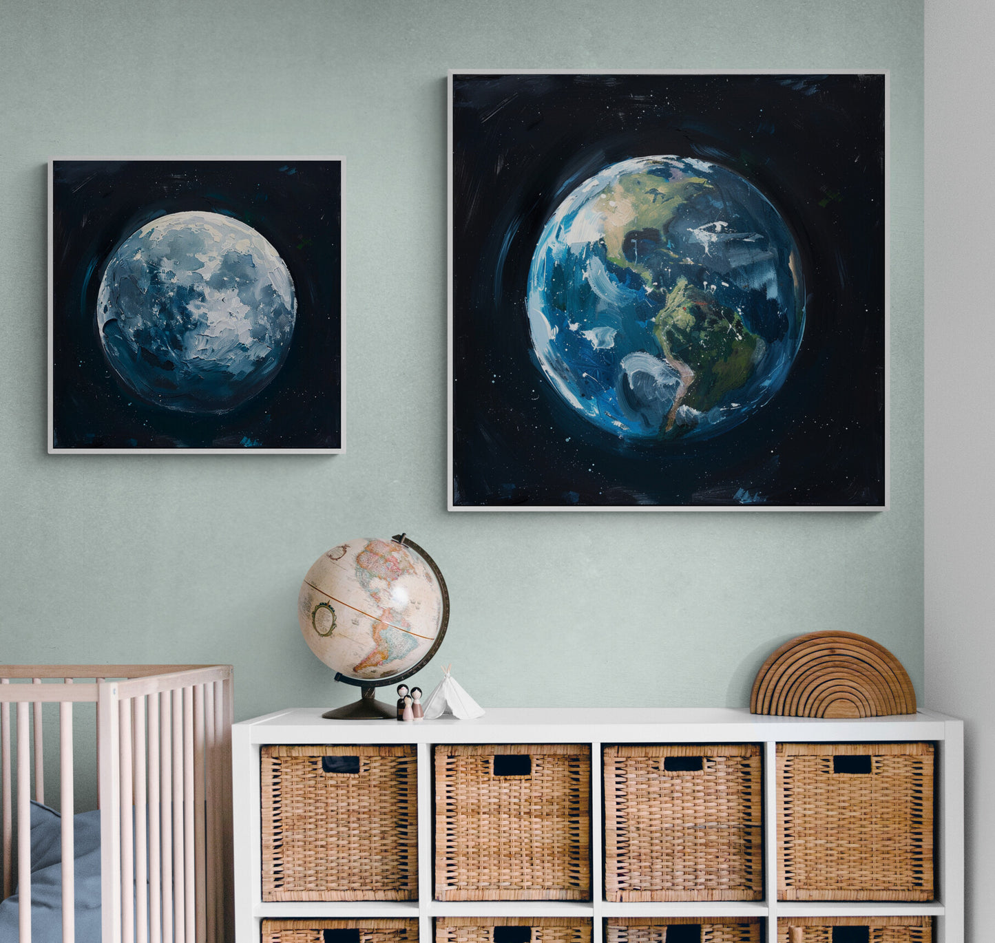 chambre d'enfant avec deux tableaux de la Terre et de la Lune accrochés au mur au-dessus d'un meuble de rangement.