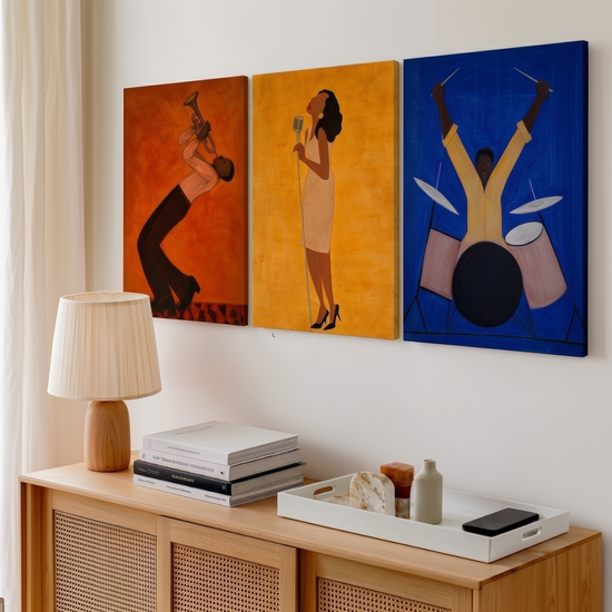 ensemble de tableaux afro jazz dans un salon moderne lumineux