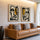 Salon moderne et lumineux avec canapé en cuir camel, grandes baies vitrées et deux tableaux abstraits visage noir et ocre accrochés au mur. Décoration intérieure élégante et contemporaine, idéale pour mettre en valeur des œuvres murales modernes dans un espace chaleureux et raffiné.