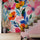 Un escalier contemporain sublimé par un mur tapissé d’un motif floral coloré. Les teintes vibrantes du papier peint contrastent avec les marches en bois naturel et les touches de rose, apportant une ambiance chaleureuse et chic.
