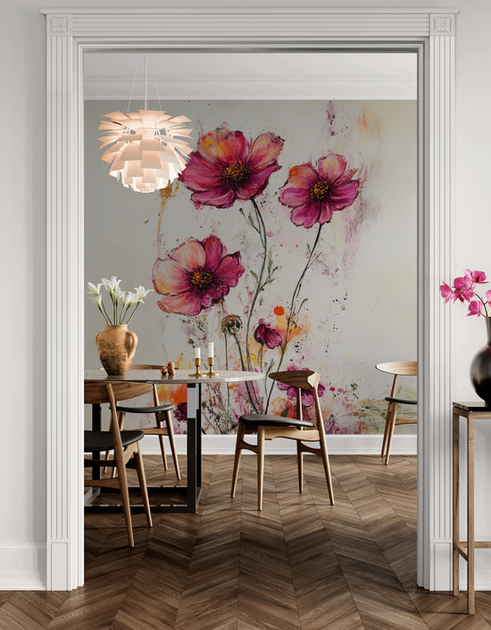 Une salle à manger élégante vue à travers une arche blanche, avec un mur accentué par la fresque de fleurs