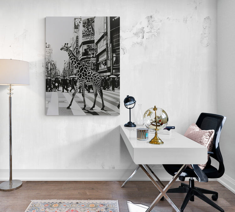 salle de travail, grand bureau blanc, chaise sur roulette, coussin rose, globe terrestre, lampe sur pied, affiche décorative girafe.