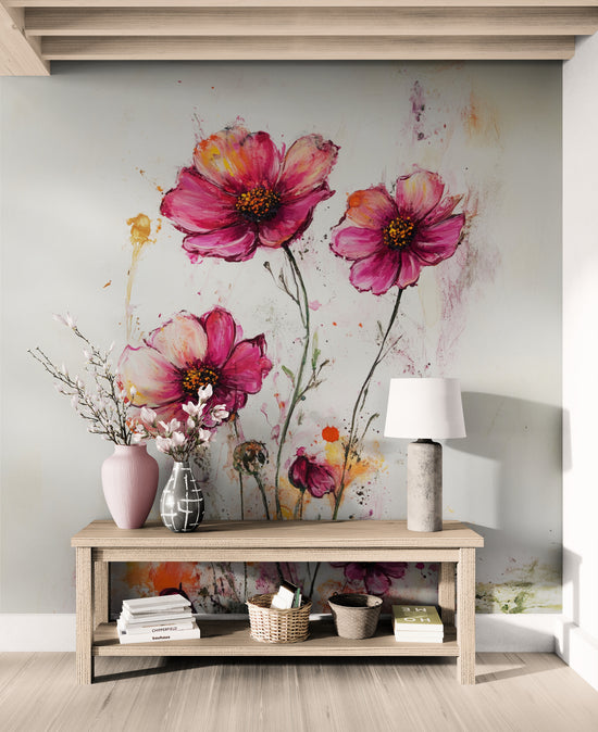 Une entrée décorée avec des vases et une lampe, parfaitement harmonisée avec le fond mural fleuri.