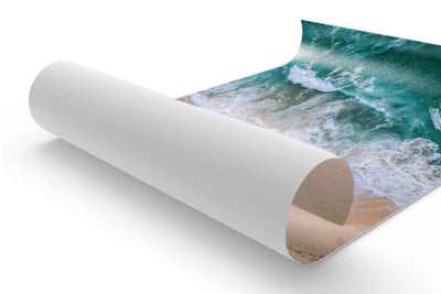 Affiche imprimée sur papier premium, représentant une vue aérienne d’une plage aux eaux turquoise. Le rendu détaillé et les couleurs éclatantes garantissent une décoration murale immersive. Format pratique pour un encadrement personnalisé.