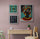 Décoration murale artistique et culturelle dans une pièce avec un bureau en bois clair et une petite plante verte.Trois cadres accrochés sur un mur rose, deux avec des motifs africains et un avec un portrait d'une femme africaine portant un foulard coloré.