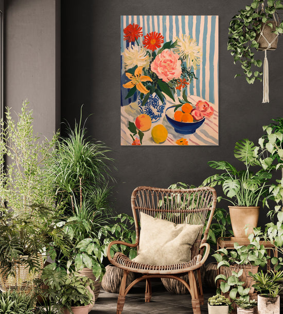 Nature morte florale colorée avec fruits sur fond rayé bleu, ambiance tropicale bohème