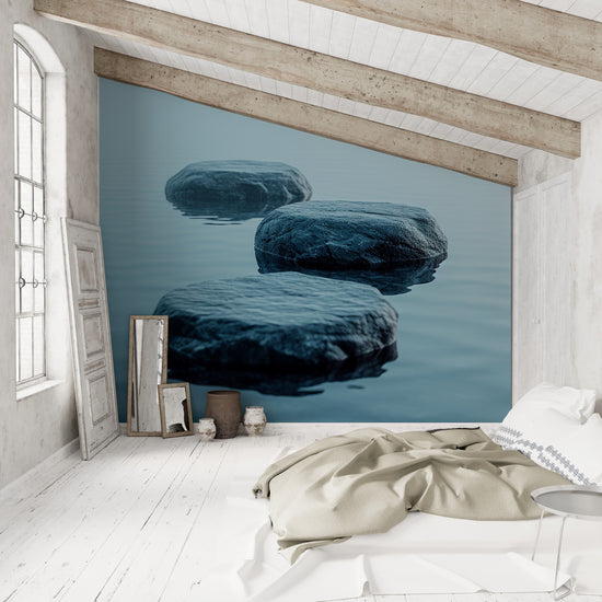 Une chambre lumineuse avec un plafond en bois, un mur en tapisserie montrant des pierres sur de l'eau calme, évoquant une ambiance apaisante et minimaliste.