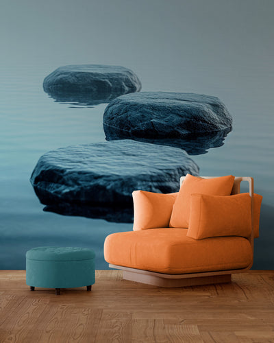 Un papier peint panoramique représentant trois galets posés sur une eau calme et paisible, avec une brume douce à l'arrière-plan. Les couleurs bleutées et apaisantes créent une atmosphère zen