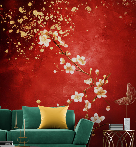 Un canapé vert vif rehausse le mur recouvert d'une tapisserie rouge avec des motifs de fleurs blanches et or, ajoutant une touche de luxe et d'exotisme à l’espace.