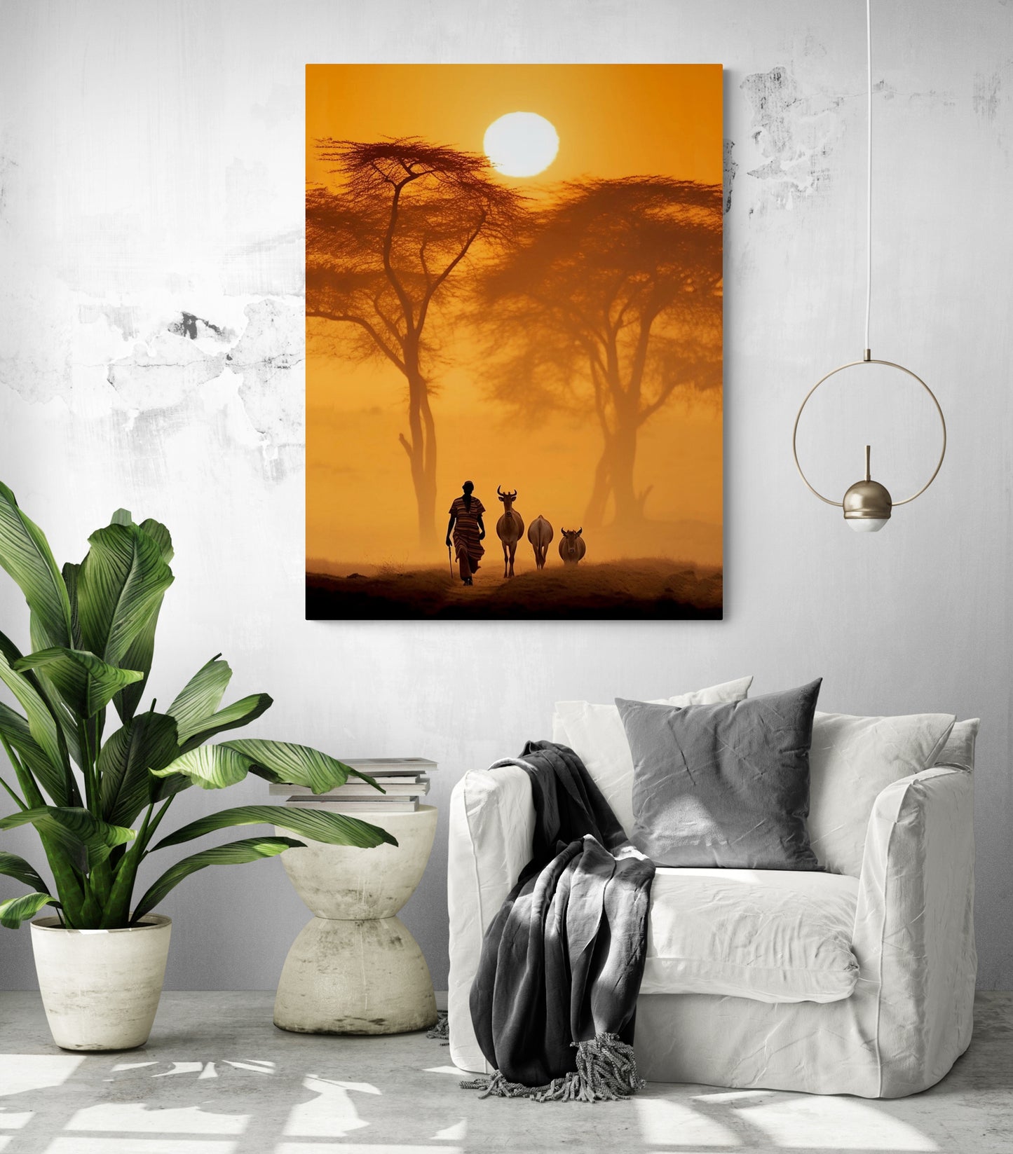 Tableau paysage africain illuminant un salon cosy avec son coin lecture et fauteuil blanc."