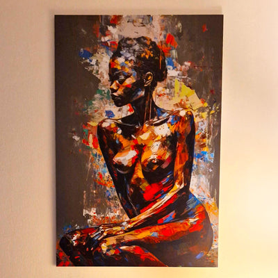 Avis client : tableau d’une femme noire nue en position assise, peint dans un style artistique abstrait aux couleurs intenses et chaudes, accroché sur un mur beige dans un intérieur élégant.