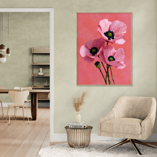 Peinture de fleurs roses sur fond rose, ambiance douce et moderne dans un salon chaleureux