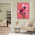Peinture de fleurs roses sur fond rose, ambiance douce et moderne dans un salon chaleureux