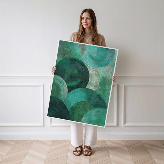 Poster abstrait cercles émeraude - Douceur aquatique qui apaise le regard — Vierge - poster-femme-debout