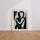 Poster Abstrait L'étreinte - Douceur monochrome en noir et blanc — Vierge - living-room — passe-partout blanc