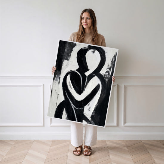 Poster Abstrait L'étreinte - Douceur monochrome en noir et blanc — Vierge - poster-femme-debout