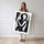 Poster Abstrait L'étreinte - Douceur monochrome en noir et blanc — Vierge - poster-femme-debout — passe-partout blanc