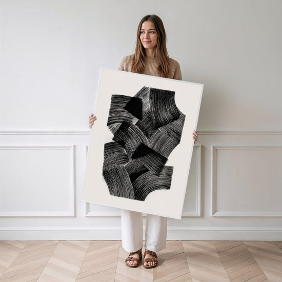 Poster abstrait noir et gris - Hommage à Soulages plein de calme — Vierge - poster-femme-debout