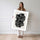 Poster abstrait noir et gris - Hommage à Soulages plein de calme — Vierge - poster-femme-debout — passe-partout blanc