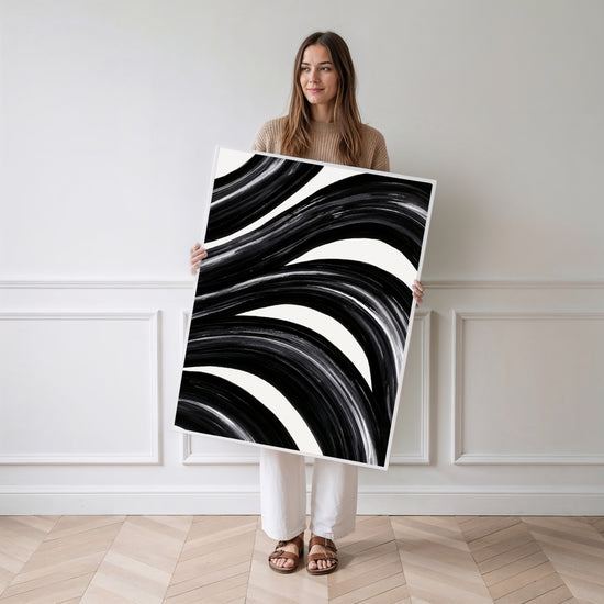 Poster & affiche Abstrait noir et blanc - Ondulations fluides et élégance intemporelle — Vierge - poster-femme-debout