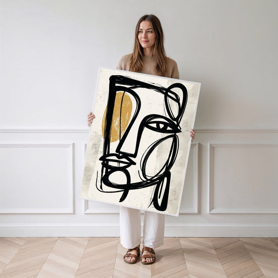 Poster & Affiche Abstrait noir et or - Trait libre et lumière chaleureuse — Vierge - poster-femme-debout