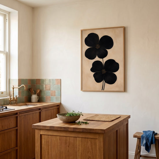 Poster & Affiche Fleurs noires minimalistes - Raffinement japonais sur beige — Décor sur-mesure (IA)