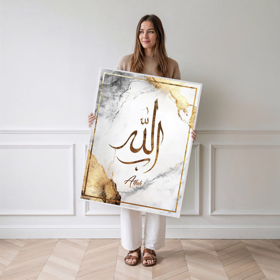 Poster Allah - Calligraphie dorée sur marbre nacré — Vierge - poster-femme-debout