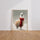 Poster Alpaga des neiges - Petit lama à l'écharpe rouge — Vierge - living-room