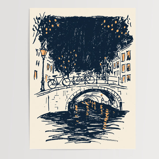 Poster paysage urbain Amsterdam pont canal vélos bleu nuit touches orangées décoration murale
