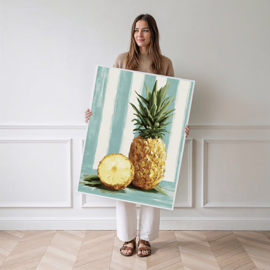 Poster Ananas doré - Un air de vacances rétro et ensoleillé — Vierge - poster-femme-debout