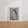 Poster Ange en prière - Ailes noires et or, recueillement et sérénité — Vierge - living-room — passe-partout blanc