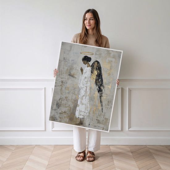 Poster Ange en prière - Ailes noires et or, recueillement et sérénité — Vierge - poster-femme-debout
