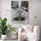 pièce de vie, coussin et plaid rose pâle, table d'appoint, grande plante verte, grand tableau girafe noir et blanc, mur blanc.