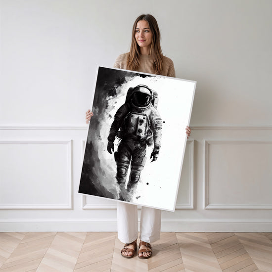 Poster Astronaute - Silhouette énigmatique en noir et blanc — Vierge - poster-femme-debout