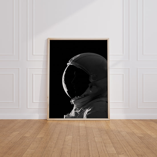 Poster Astronaute - Solitude contemplative en noir et blanc — Vierge - living-room