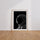 Poster Astronaute - Solitude contemplative en noir et blanc — Vierge - living-room — passe-partout blanc
