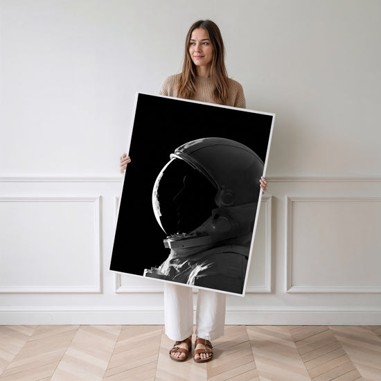 Poster Astronaute - Solitude contemplative en noir et blanc — Vierge - poster-femme-debout
