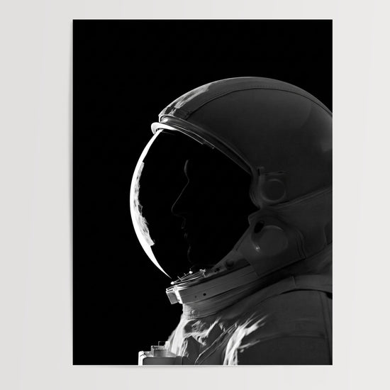 Poster Astronaute - Solitude contemplative en noir et blanc — Vierge - poster-presentation-produit