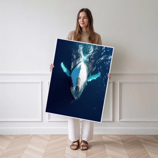 Poster Baleine - Douceur bleue des grands fonds marins — Vierge - poster-femme-debout
