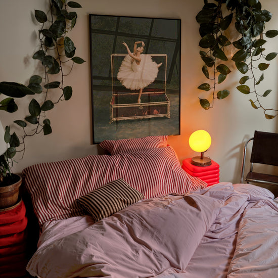 Ballerina poster in kids’ room with lamp