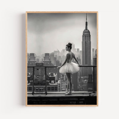 New York Ballerina Poster – Schwarz-Weiß – Anmut über Wolkenkratzern