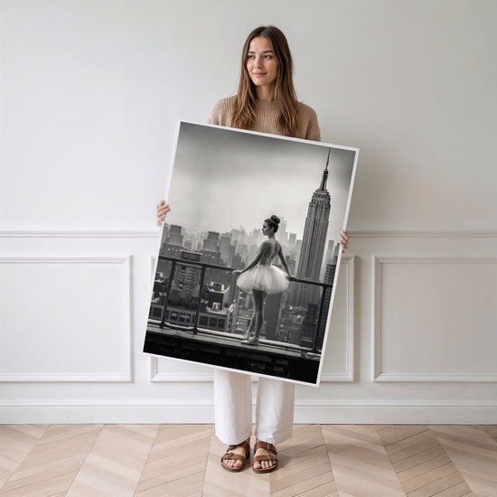 Poster Ballerine New York - Grâce suspendue au-dessus des gratte-ciel — Vierge - poster-femme-debout