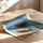 Poster Barque échouée - Escale ensoleillée au bord de l'eau turquoise — Vierge - poster-enroullé — passe-partout blanc