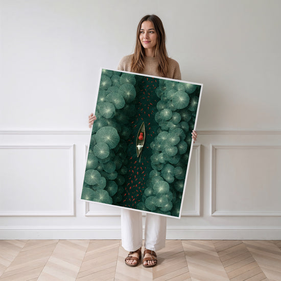 Poster Barque silencieuse - Étang de nénuphars et quiétude émeraude — Vierge - poster-femme-debout