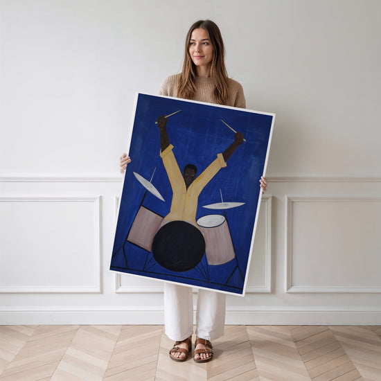 Poster Batteur - L'élan joyeux d'un musicien en pleine lumière — Vierge - poster-femme-debout