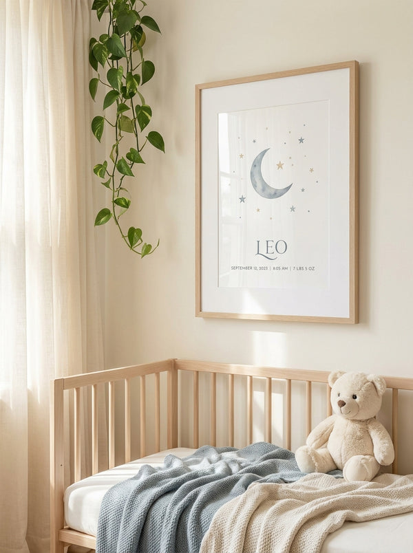 Poster de naissance personnalisé encadré au-dessus d'un berceau, chambre de bébé douce et lumineuse