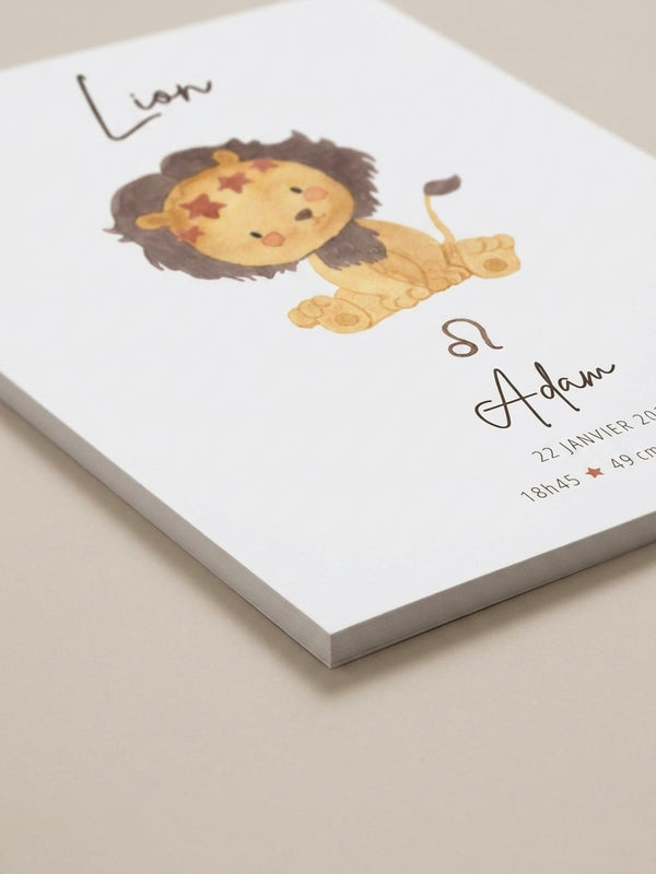 Gros plan sur le papier épais d'un poster de naissance, illustration lion aquarelle, prénom et date