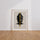 Poster Bouddha noir et jaune - L'éclat qui traverse le silence — Vierge - living-room — passe-partout blanc