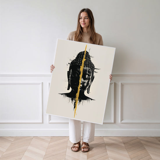 Poster Bouddha noir et jaune - L'éclat qui traverse le silence — Vierge - poster-femme-debout